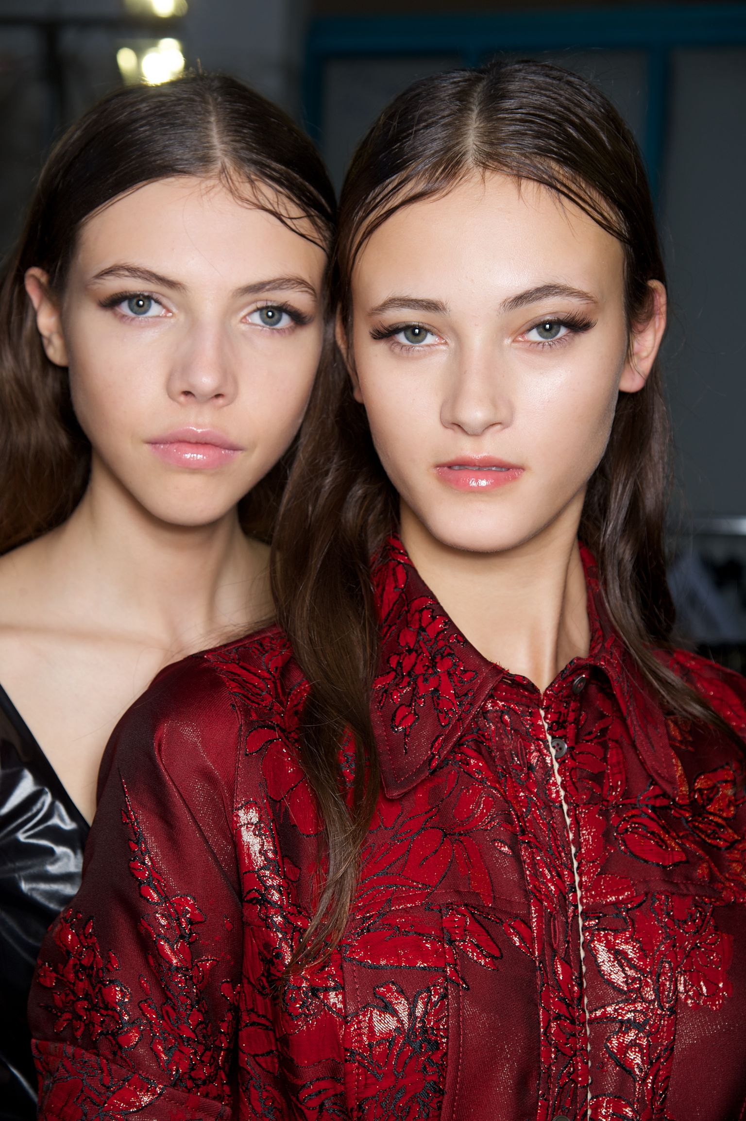 Modellid Lea Julian ja Greta Varlese Milano moenädalal.