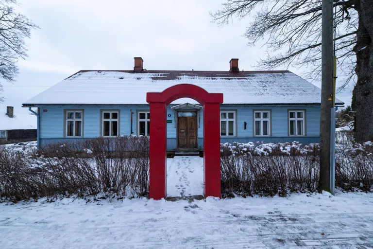 Selles eestiaegses majas elab Tiitsmaade pere ja siin on reedeti avatud ka nukutuba.