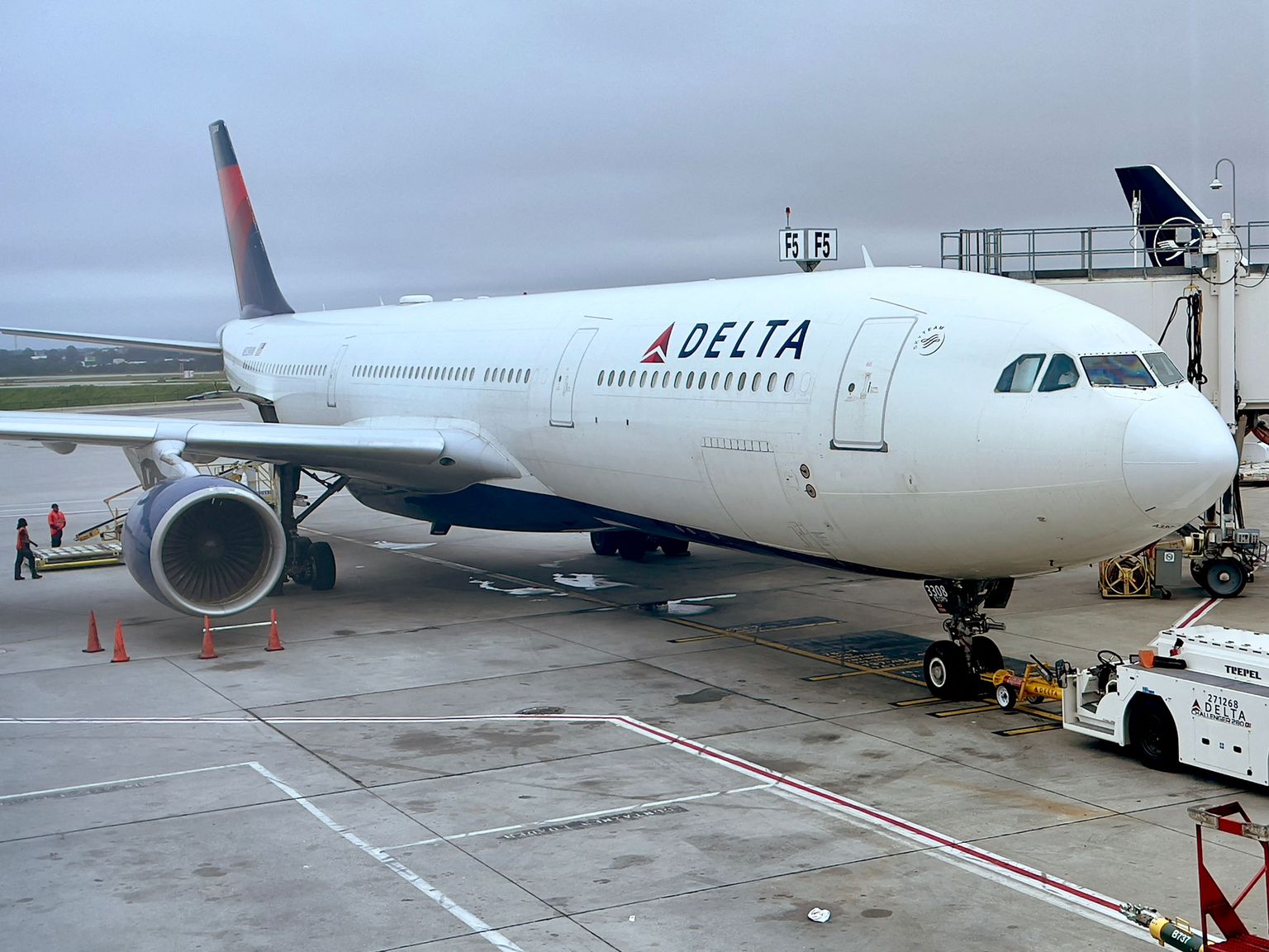 Delta Airlinesi lennuk Atlanta lennujaamas