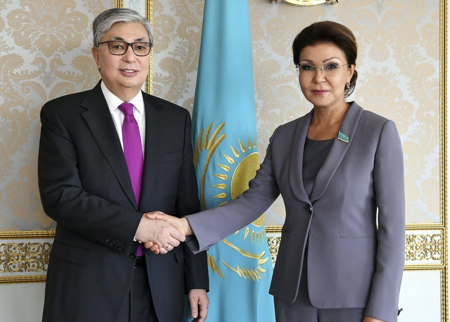 Kasahstani president Kassõm-Žomart Tokajev 20. märtsil 2019 ekspresident Nursultan Nazarbajevi tütre Dariga, kelle elukaaslane kaotas nüüd töö gaasifirma juhina.