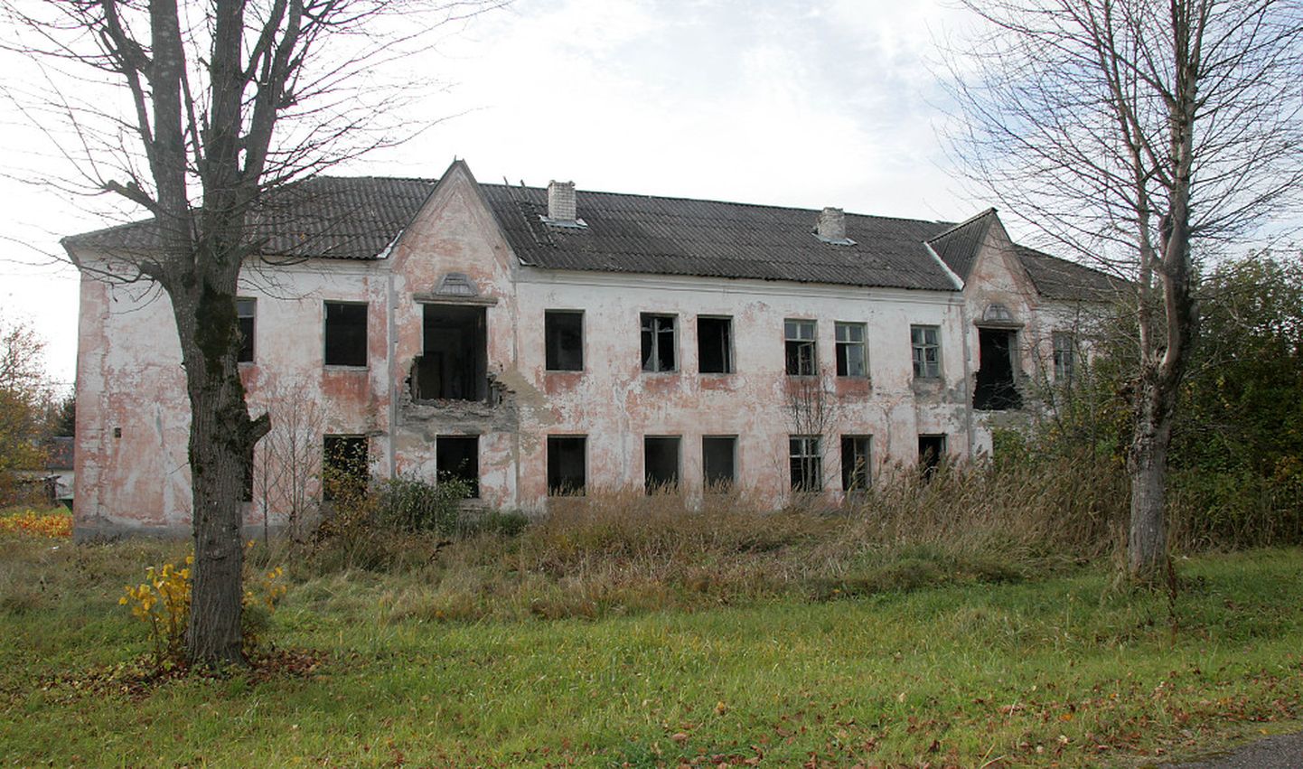 Narva-Jõesuu peab hakkama saama ka selliste hoonetega, millest keegi pole juba aastaid hoolinud.

PEETER LILLEVÄLI