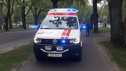 На шоссе Таллинн-Нарва столкнулись велосипед и автомобиль: движение нарушено, велосипедист пострадал