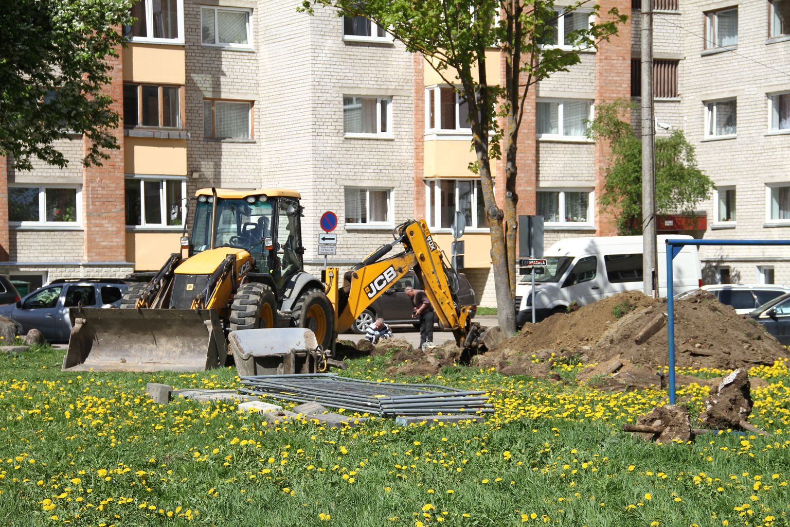 Рабочие начинают строить парковку по дворе домов по ул. Раху, 14 и 14а в Нарве.