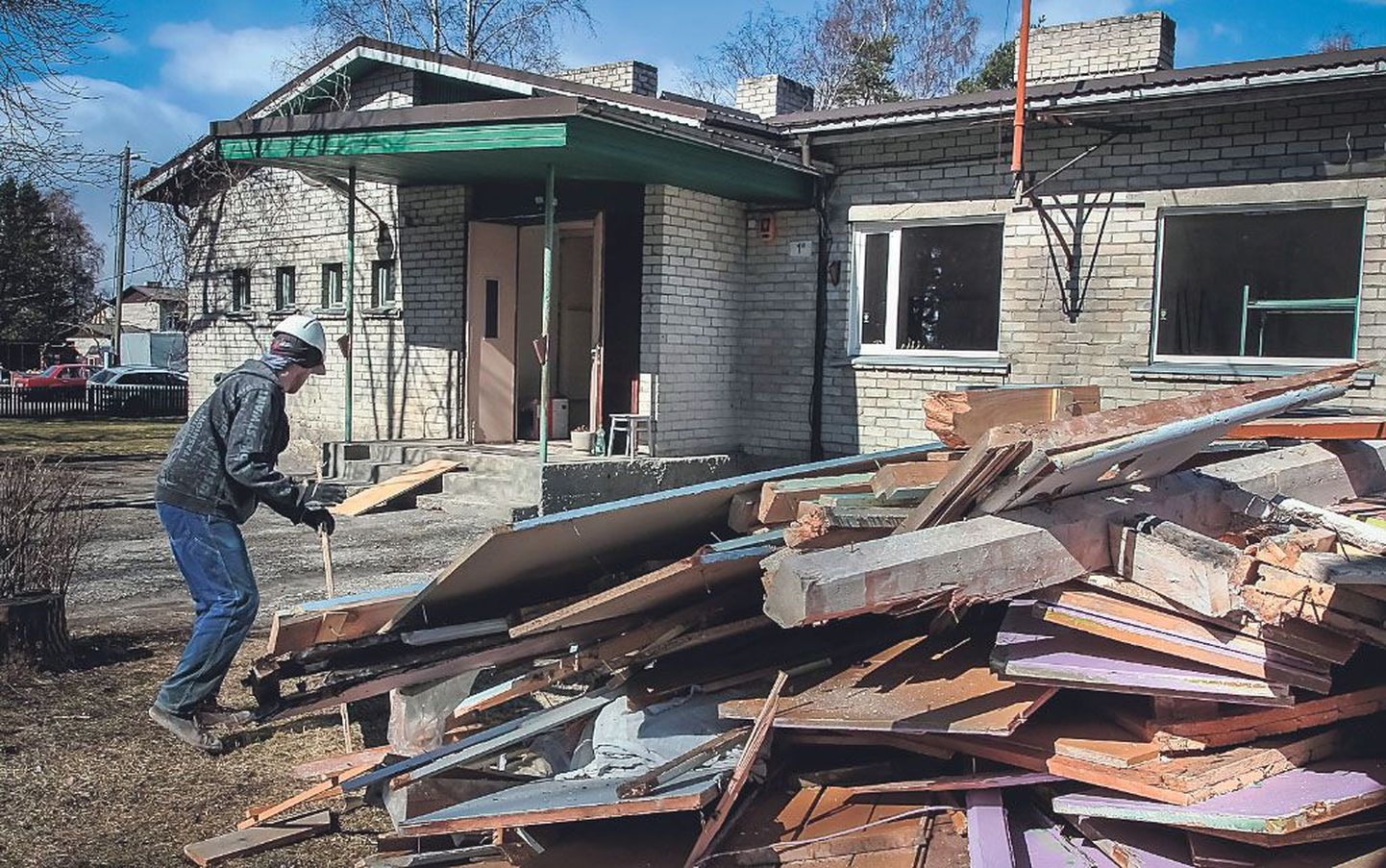 Sel nädalal alustasid ehitajad Raeküla kooli algklasside majas lammutustöödega.