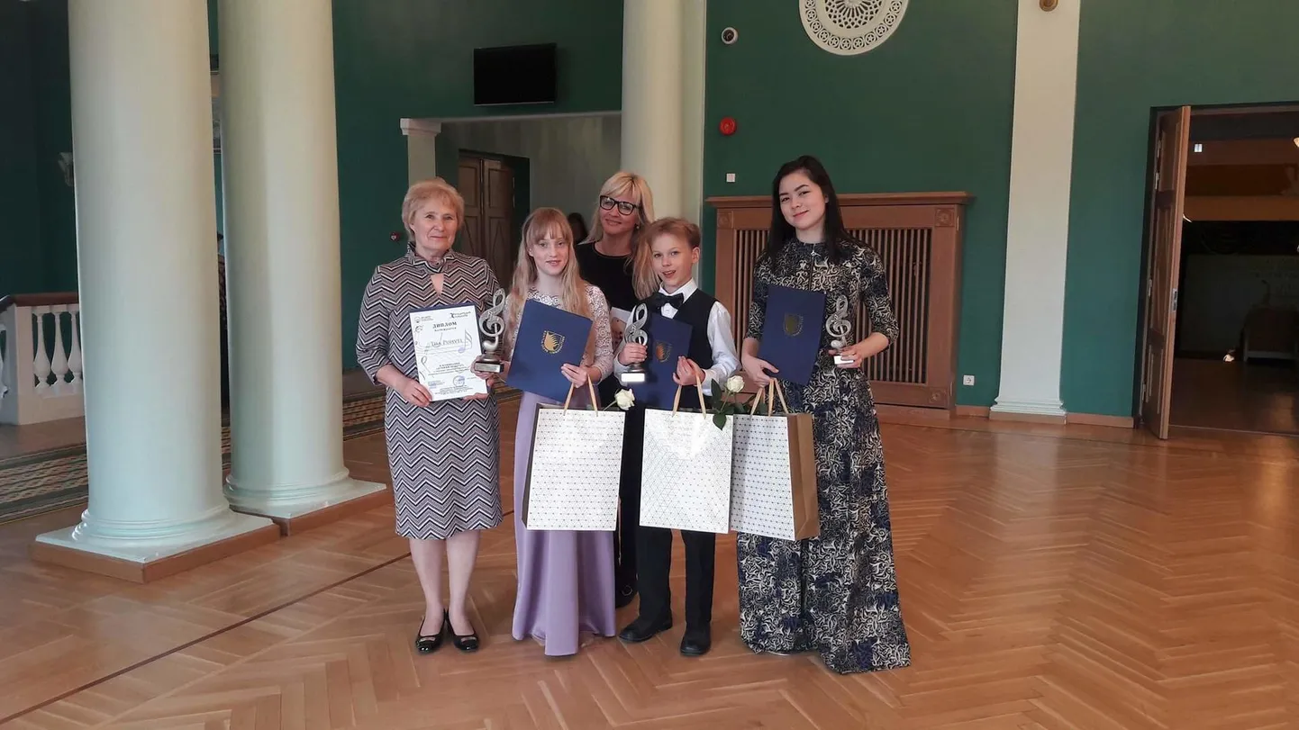 Võidurõõmu jagavad õpetaja Tiia Puhvel (vasakult), õpilane Lee Holm, kontsertmeister Marika Lang ning õpilased Hubert Uku Prank ja Joanna-Maria Suurmets.
