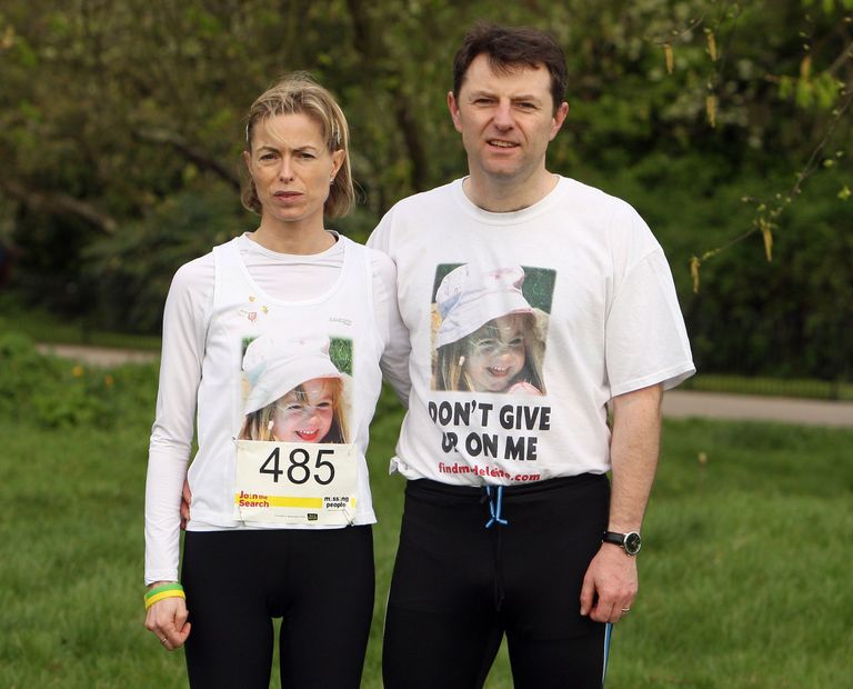 Kate ja Gerry McCann kannavad oma tütre Madeleine McCanni fotoga särki.