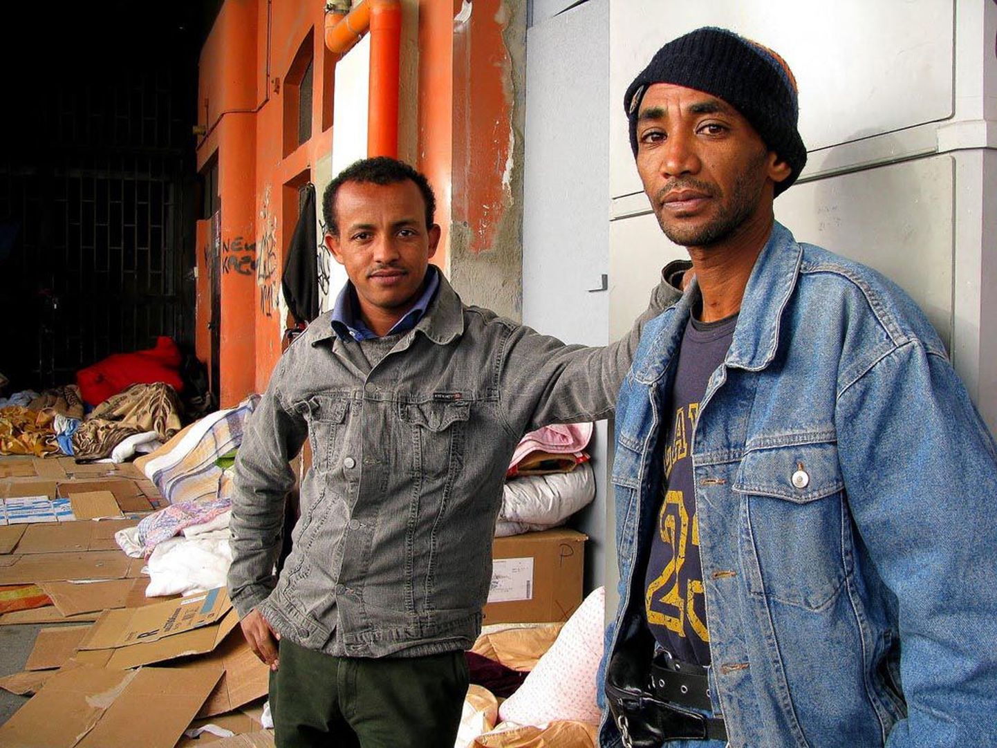 Need Eritreast pärit mehed elavad Bari linnas keset tänavat. Igal hommikul pakivad nad oma tekid ja padjad seina äärde hunnikusse ja lähevad kirikusse lõunale.