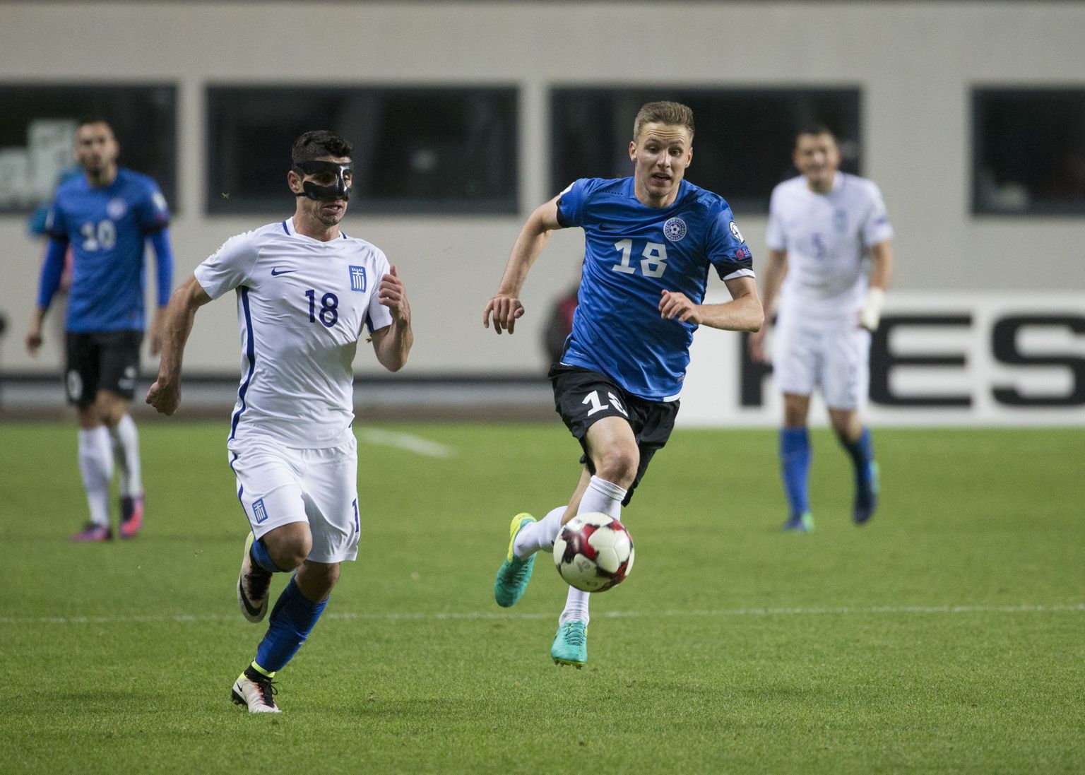 Karol Mets (nr. 18) Eesti koondise särgis mängus Kreeka vastu.