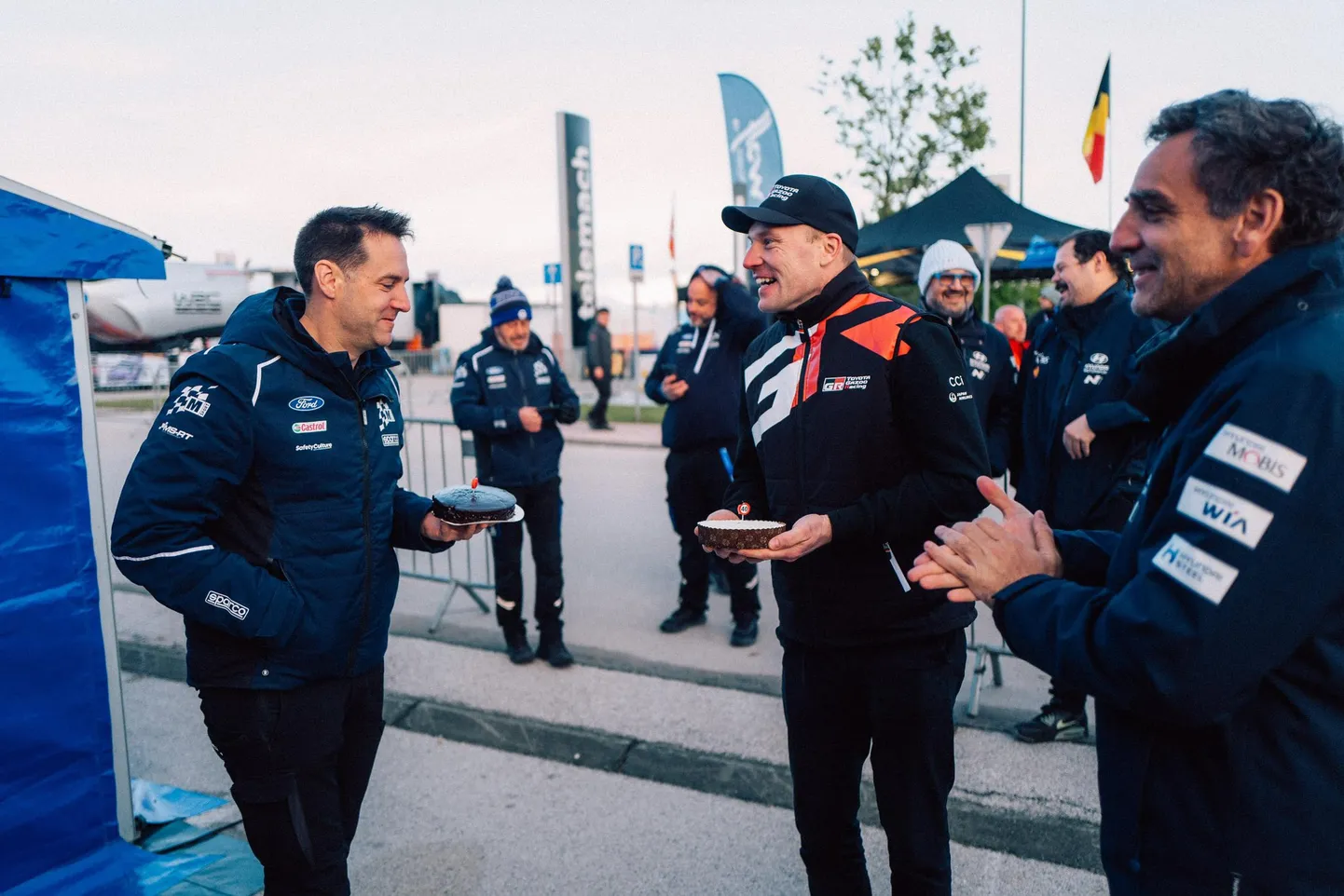 Jari-Matti Latvala (keskel) koos kolleegide Cyril Abitebouli (paremal) ja Richard Milleneriga.