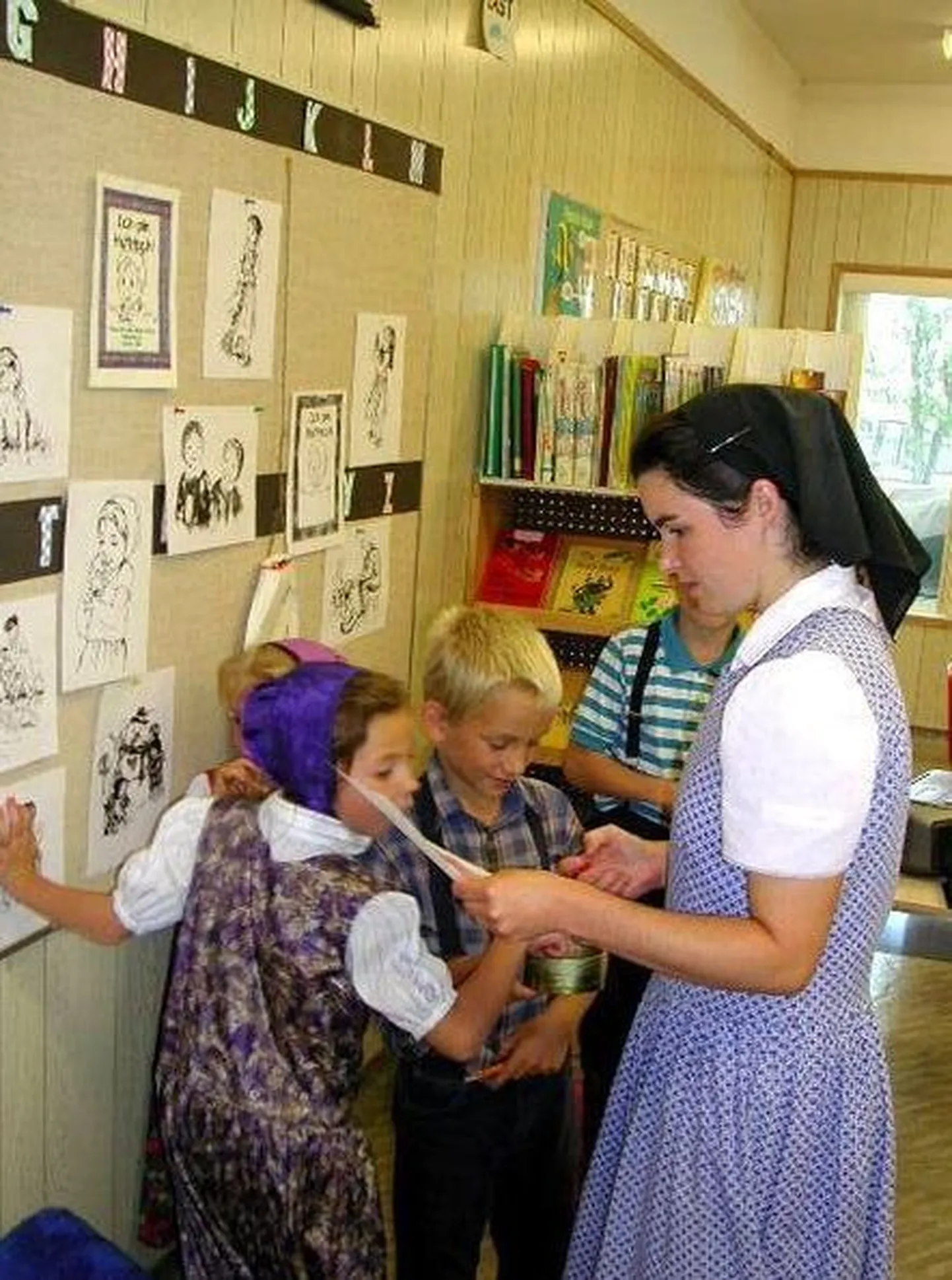 Hutteriitide sektis peetakse pildistamist patuks. Fotol hutteriitide kool