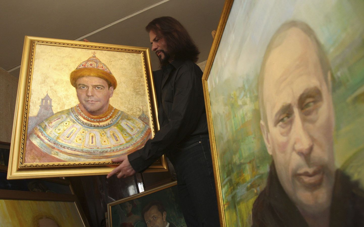 Portreedel on kujutatud Venemaa Föderatsiooni presidenti Dmitri Medvedevit (vasakul) ja peaministrit Vladimir Putinit.