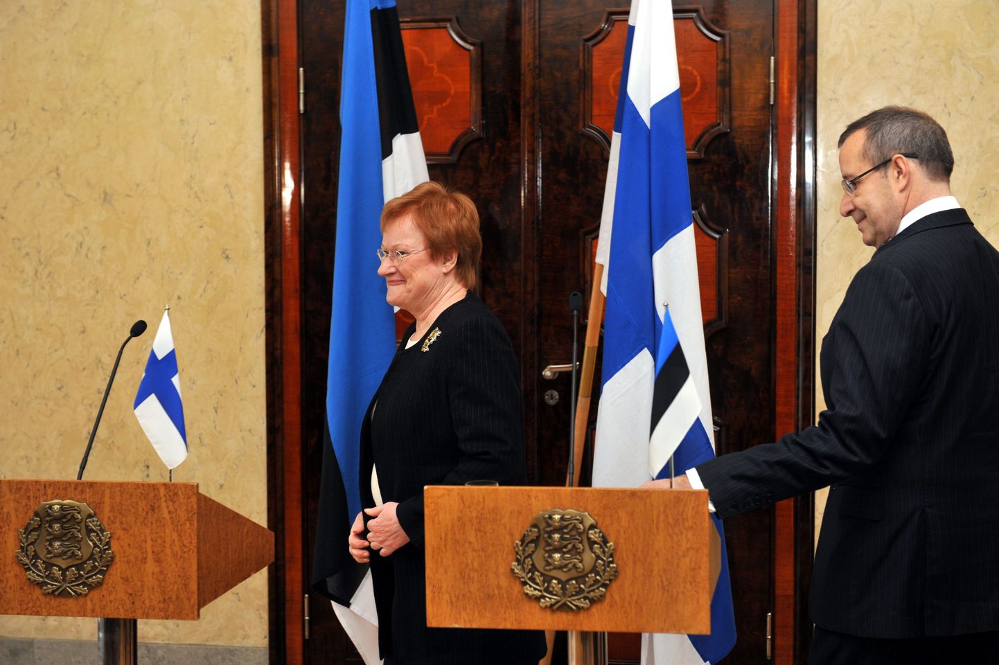 Soome president Tarja Halonen ja Eesti riigipea Toomas Hendrik Ilves pressikonverentsil.