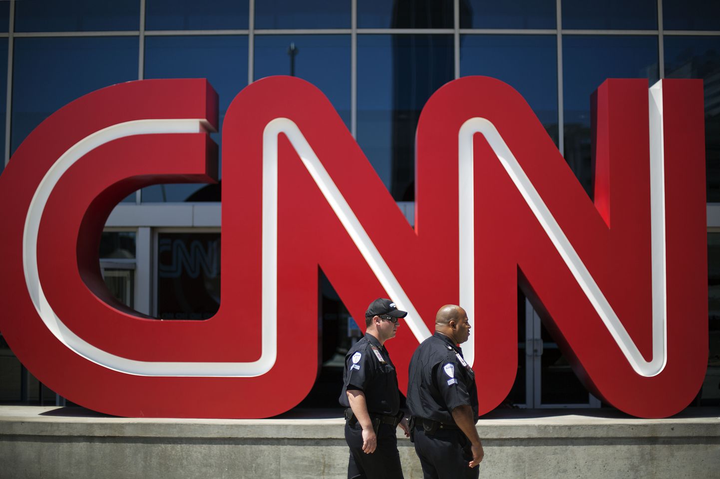 Politseinikud jalutamas CNNi peakorteri juures Atlantas USAs.