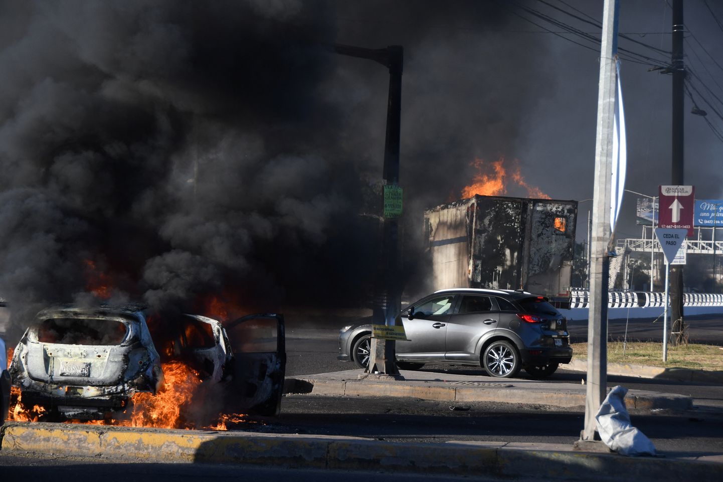 Põlevad sõidukid Culiacáni tänavail.