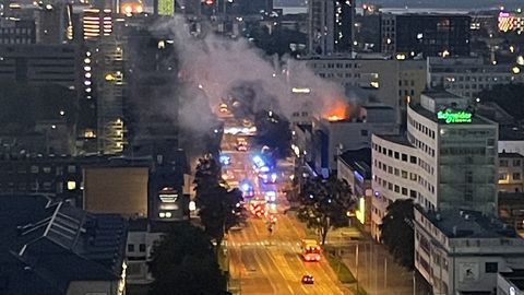 Фото ⟩ В Таллинне открытым пламенем горело офисное здание