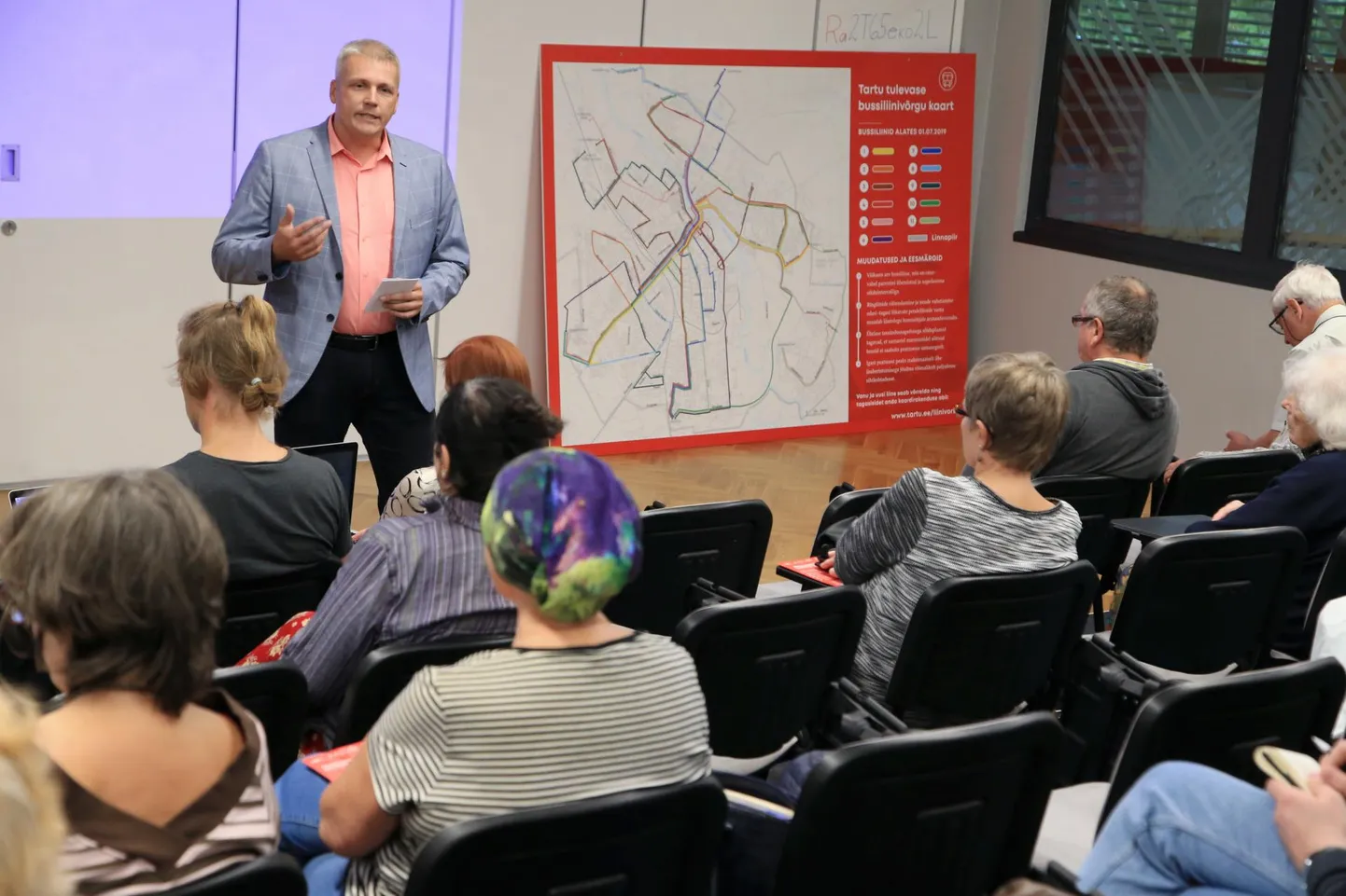 Tartu abilinnapea Raimond Tamm on plaanitava uue liinivõrgu kohta selgitusi jaganud mitmel avalikul koosolekul, neist esimene peeti Raatuse koolis.