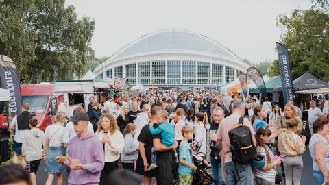 TALLINN, KAS OLED VALMIS? ⟩ Lauluväljakule kerkib nädalavahetuseks 500-meetrine Suur Tallinna Toidutänav ja Baltikumi suurim tivoli Sky Tivoli