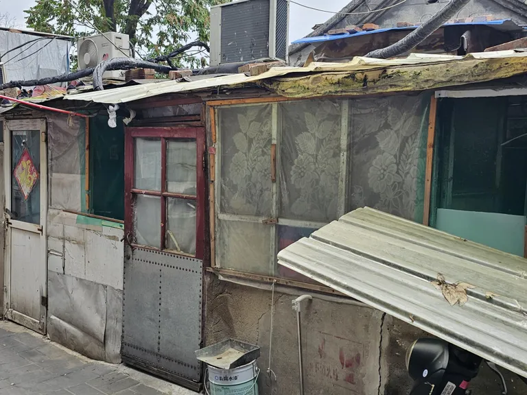 Tillukeste majade ja kitsaste tänavatega traditsioonilised hutong'id on Hiina suurlinnades valdavalt teinud teed moodsatele kõrghoonetele. FOTO: