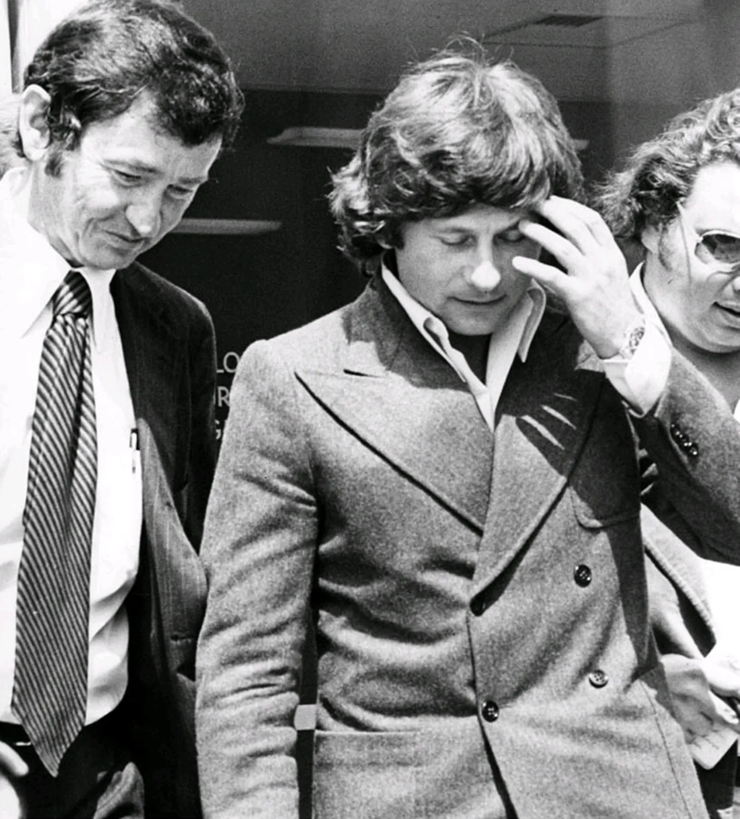 Roman Polanski (paremal) ja tema advokaat Doug Dalton 1977. aastal väljumas Santa Monica kohtust