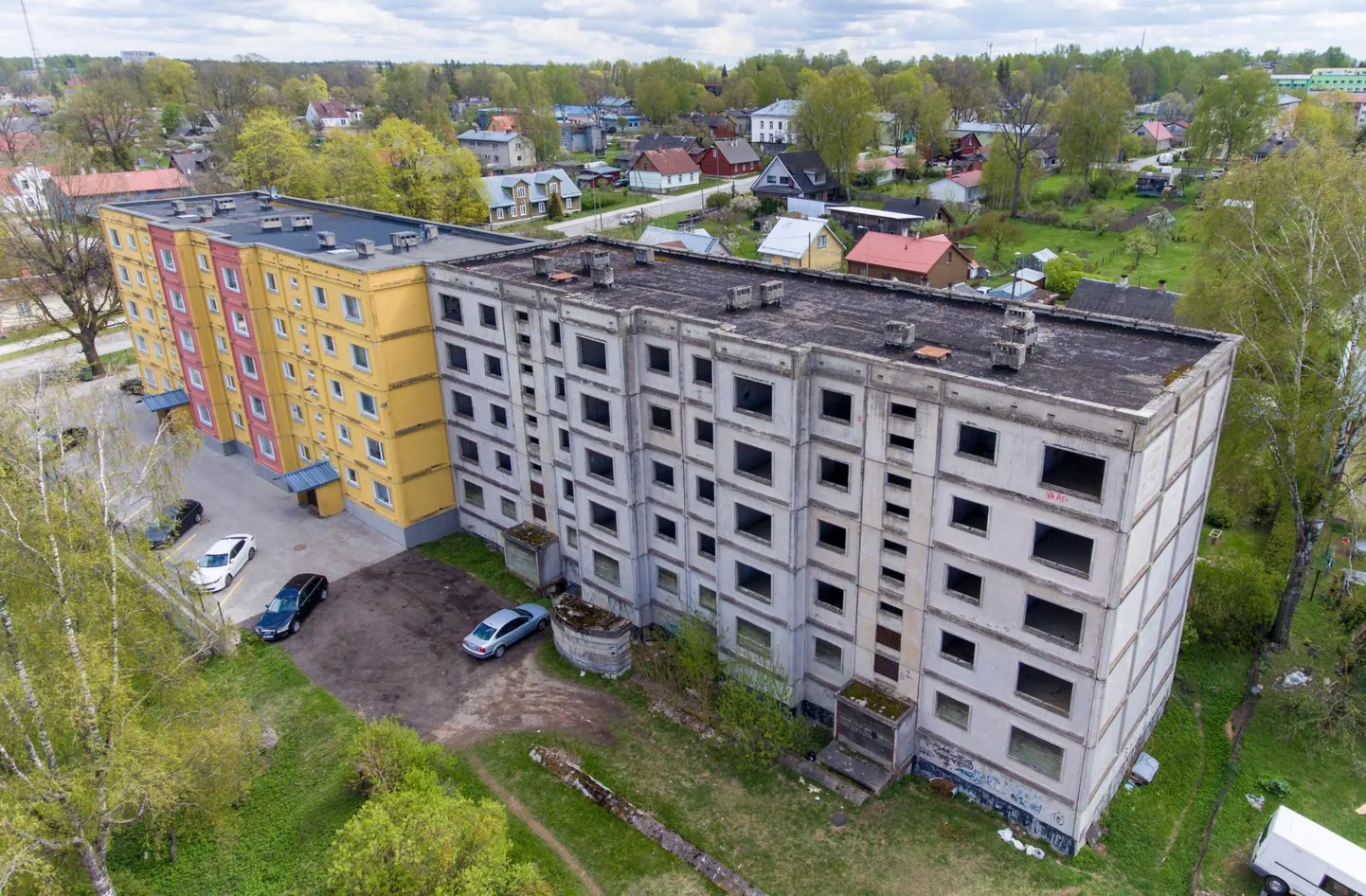 Droonifoto ühest Valga valla mahajäetust, elaniketa viiekorrusest kortermaja piirilinnas Tähe tänaval.