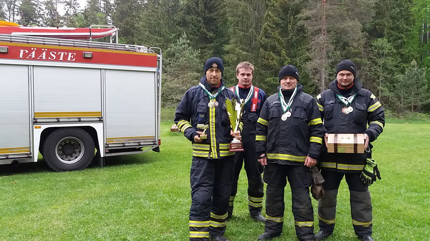 Võidukas Viljandi päästemeeskond Kevo Kärp (vasakult), Kristo Kallissaar, Tõnu Mardla ja Tõnis Unt.