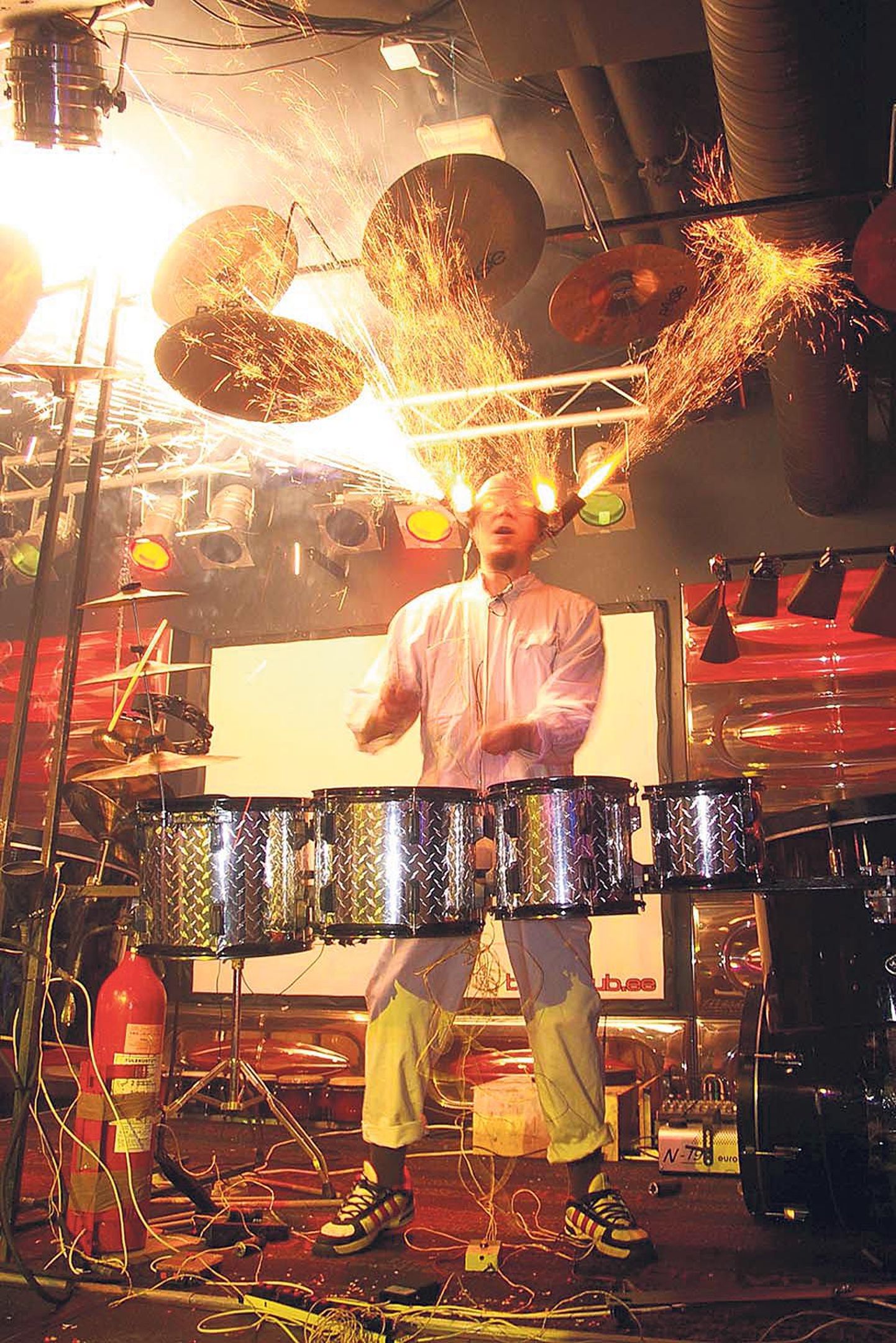 Peeter Jõgioja näitas Bravos pöörase trummimängu kõrval hullumeelset ja võimsat tulevärki.
