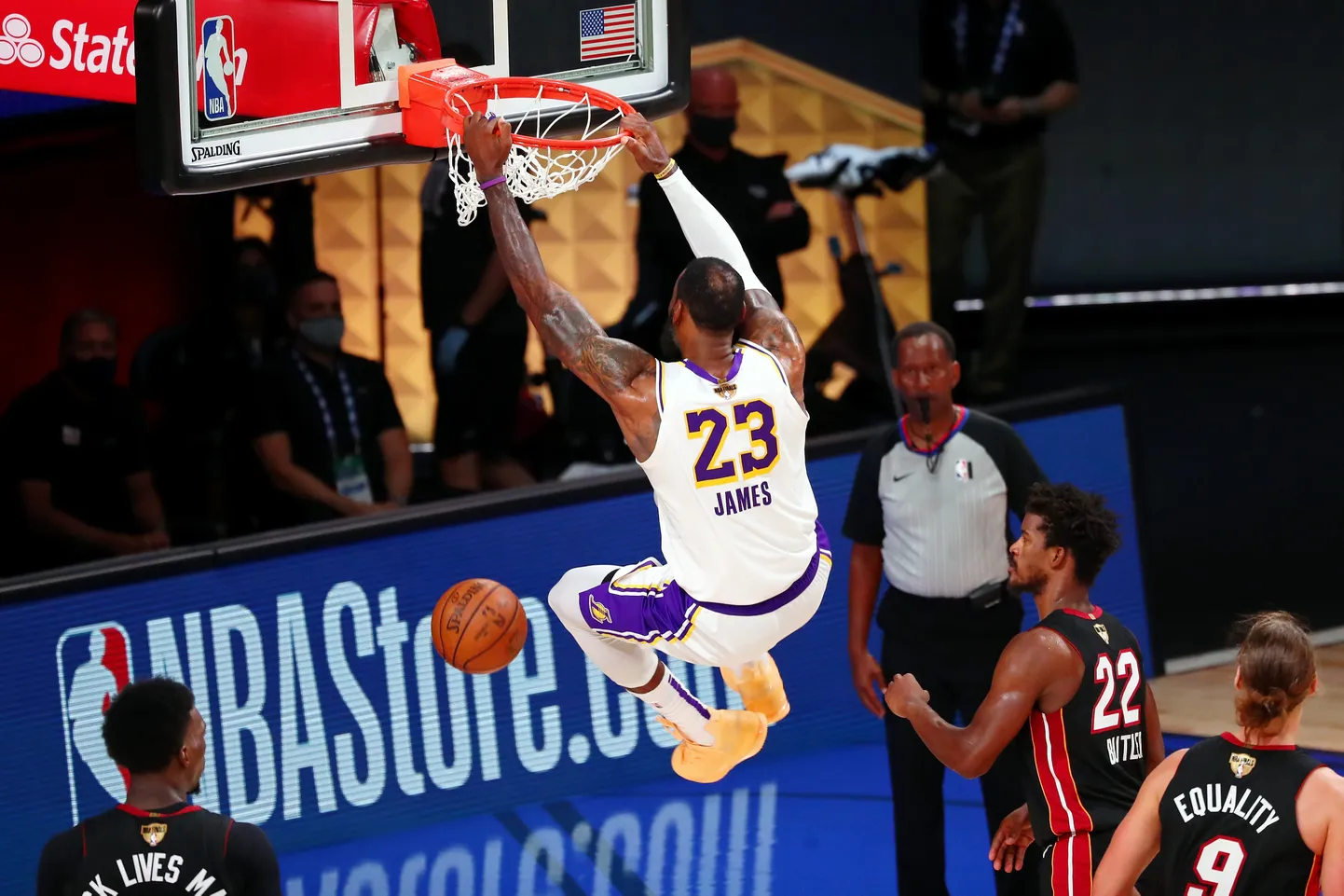 LeBron James palli pealt surumas.