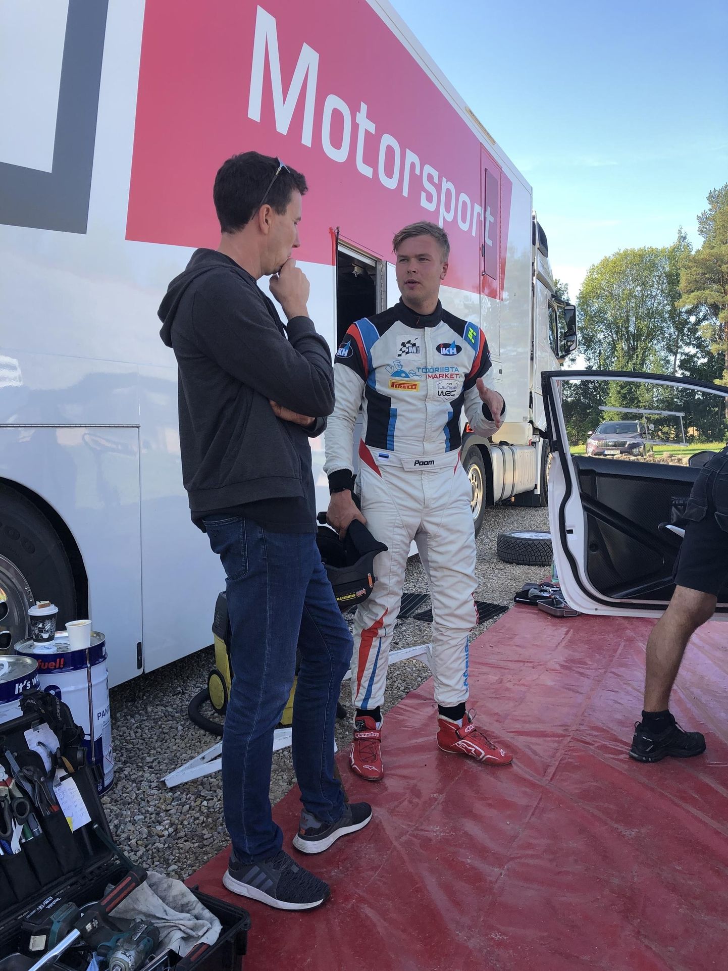 Roland Poom (paremal) katsetas Markko Märtini juhendamisel R5 autot.