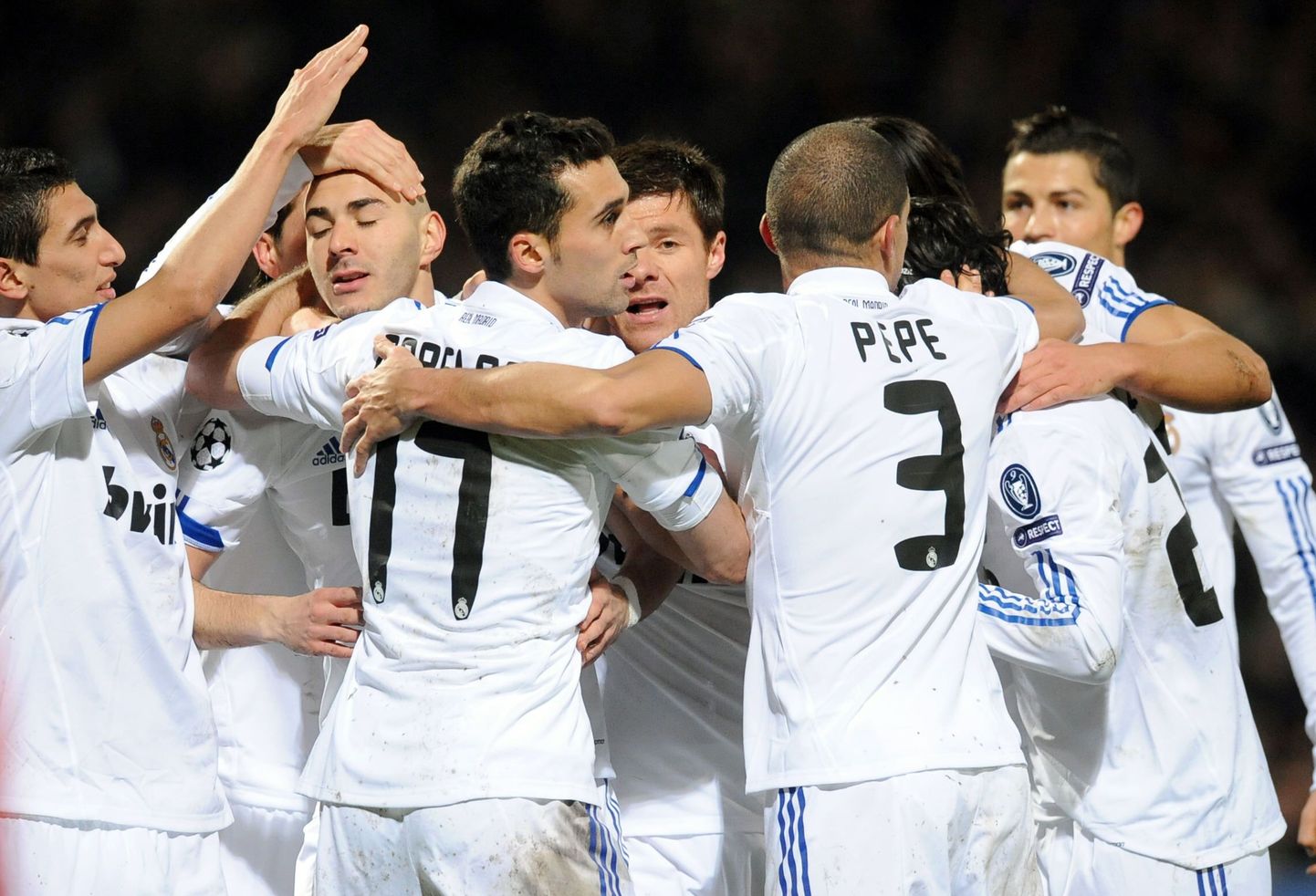 Madridi Reali mängijad rõõmustavad Karim Benzema värava üle.