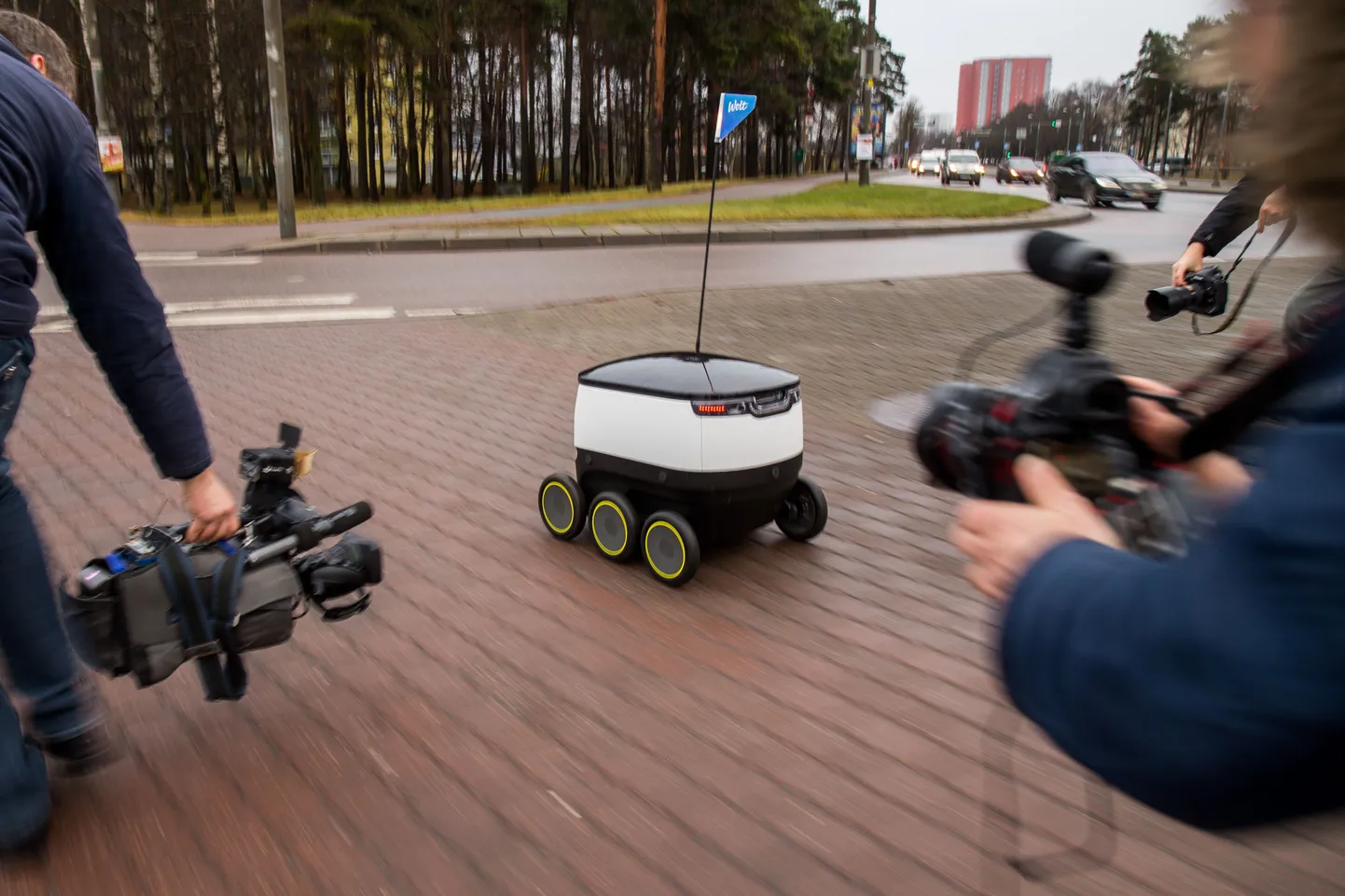 Starshipi pakiveorobot toimetas Tallinnas toidu restoranist kliendi koju