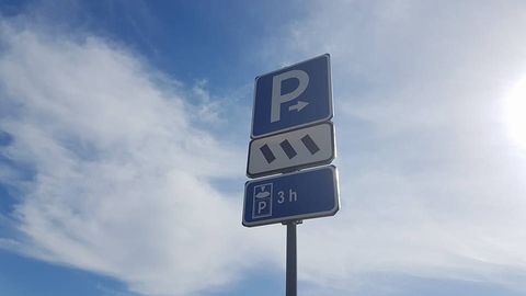 Рижане возмущаются из-за введения платной парковки у Бикерниекского леса