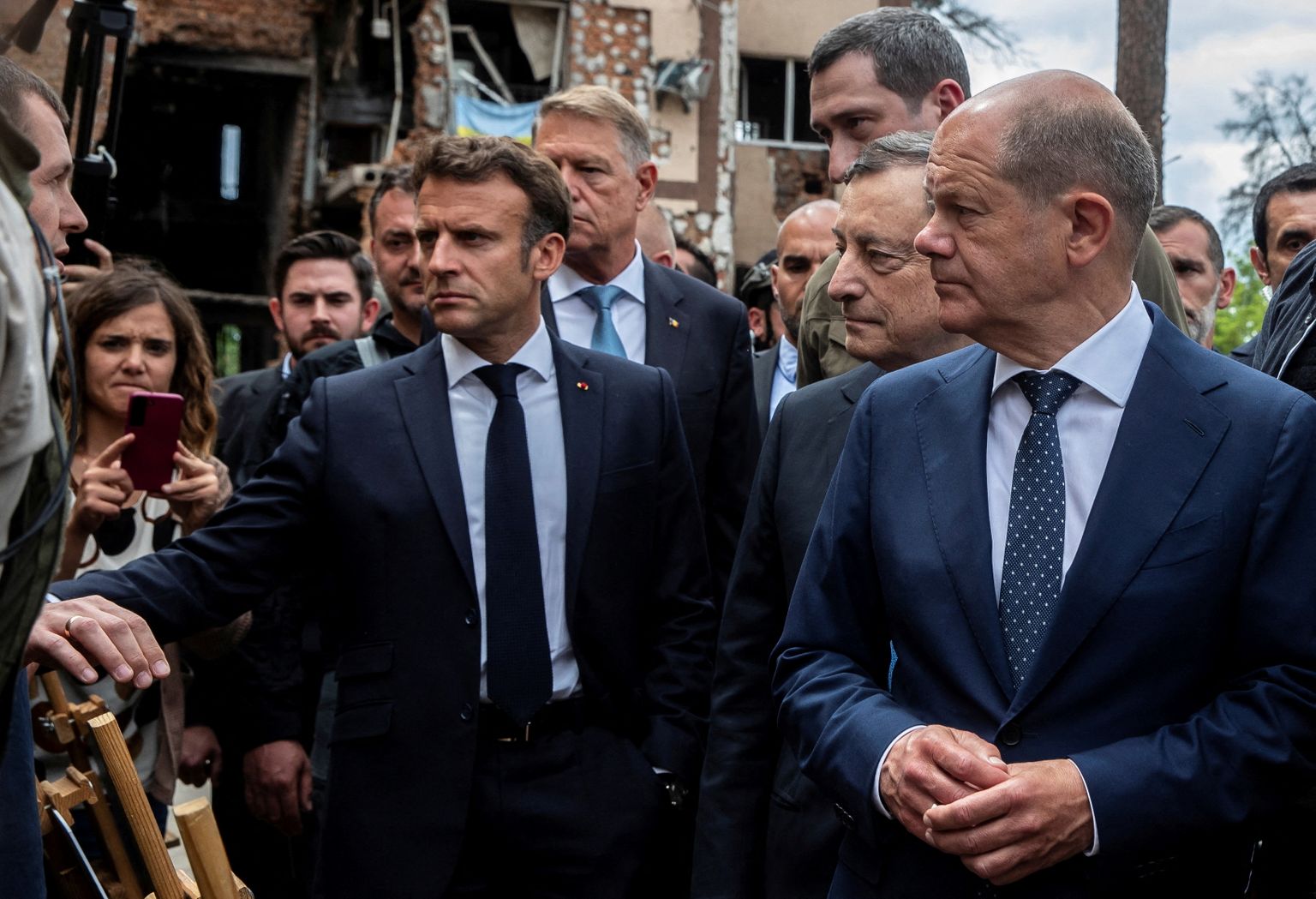 Prantsusmaa president Emmanuel Macron, Rumeenia president Klaus Iohannis, Itaalia peaminister Mario Draghi ja Saksamaa kantsler Olaf Scholz Kiievi eeslinnas Irpinis.