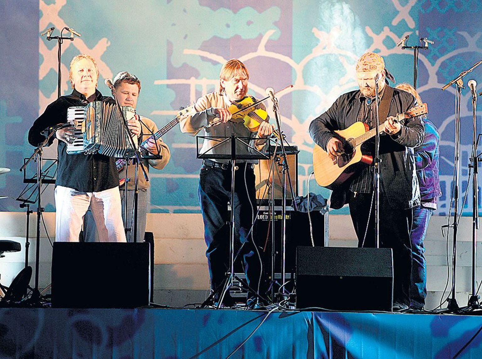 Justament tuleb tänagi lavale seitsmekesi: Viktor Vassiljev, Tiit Kevad, Tiit Kikas, Toomas Lunge (pildil vasakult), Alari Piispea, Indrek Kalda ja Jaan Elgula.