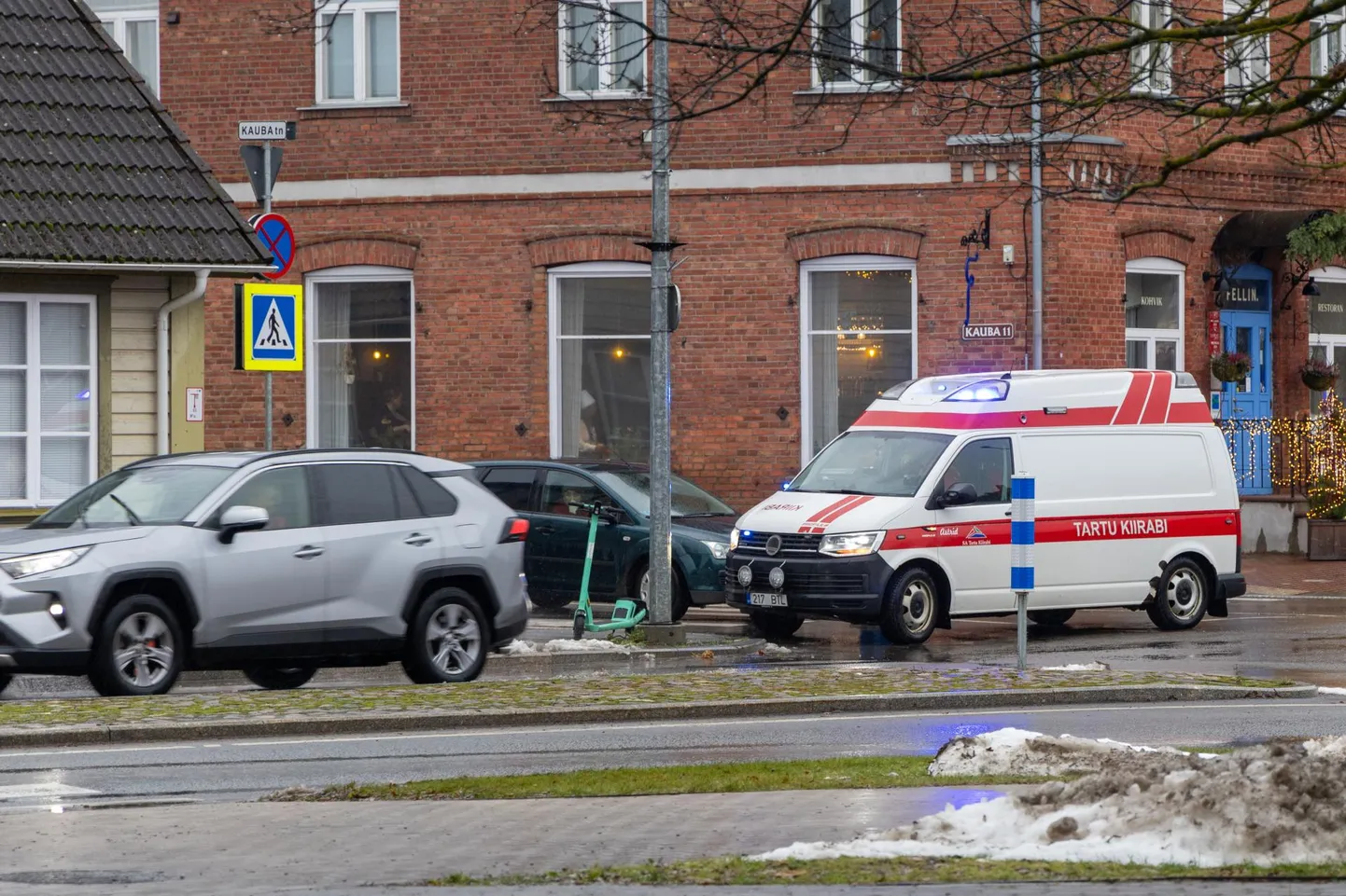 Noor naine sai Viljandis Kauba tänaval elektritõukerattal reguleerimata ülekäigurada ületades löögi sõiduautolt.