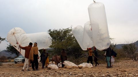 FOTOD JA VIDEO ⟩ Kõndivad pommid: Pakistanis käib maagaas käest kätte suurte õhupallidega