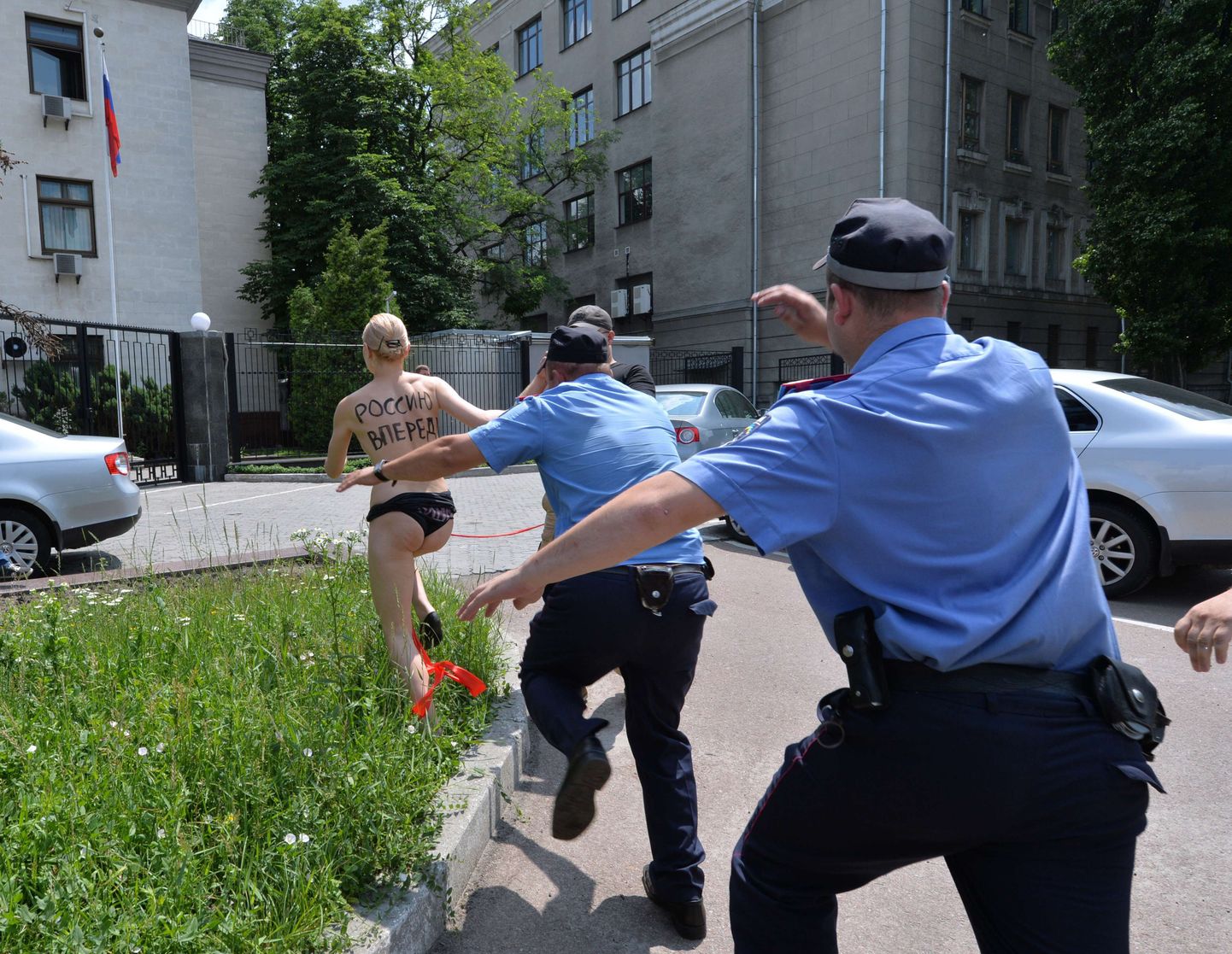 Politseinikud täna Kiievis Femeni liiget taga ajamas.