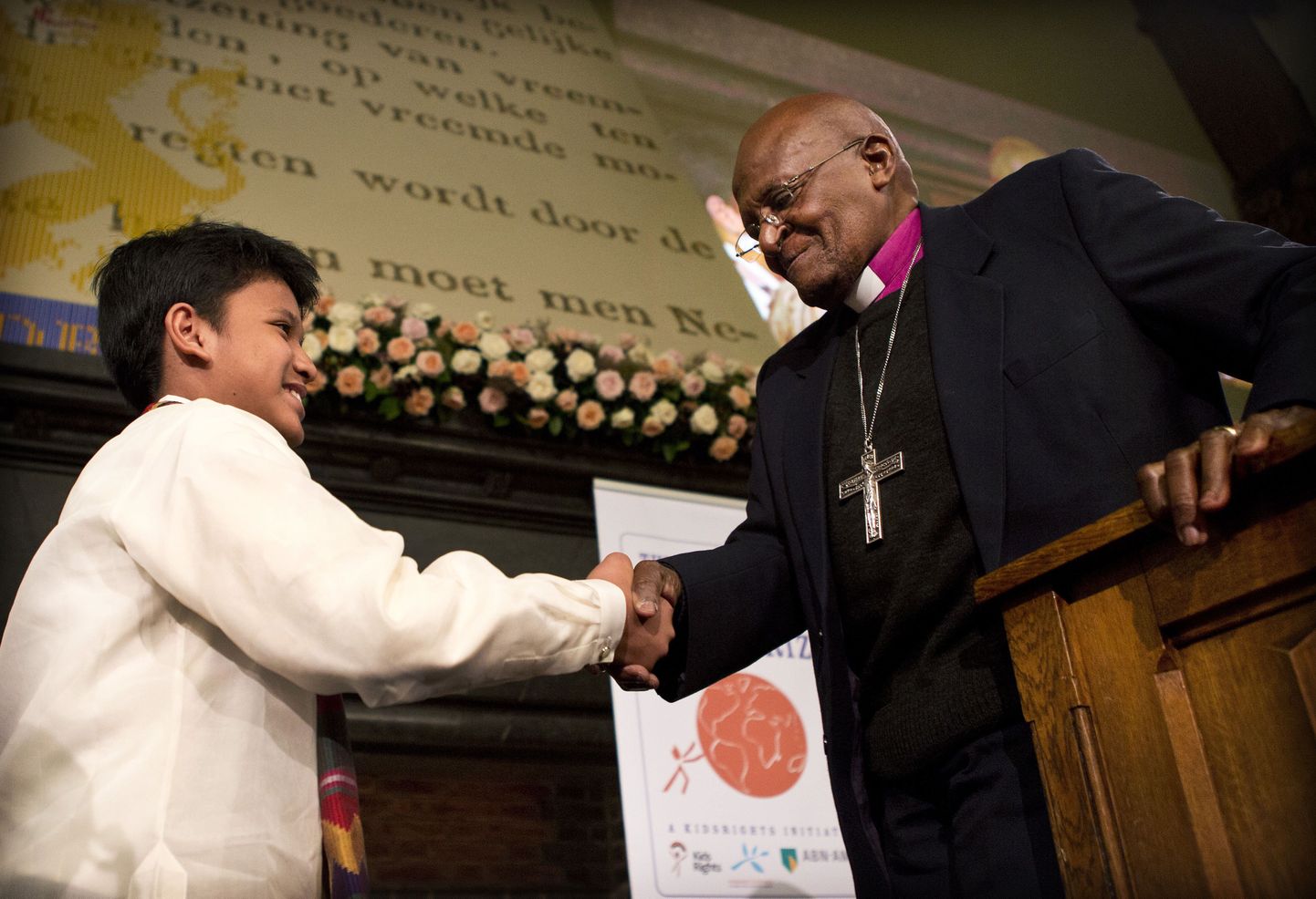 Lõuna-Aafrika Vabariigi peapiiskop Desmond Tutu andmas üle auhinda endisele tänavalapsele Cris Valdezile