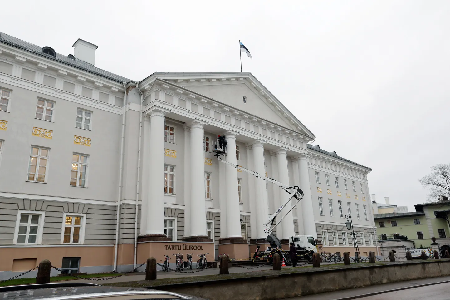 Tartu ülikooli peahoone jõuluvalgustus lööb särama esimesel advendil.