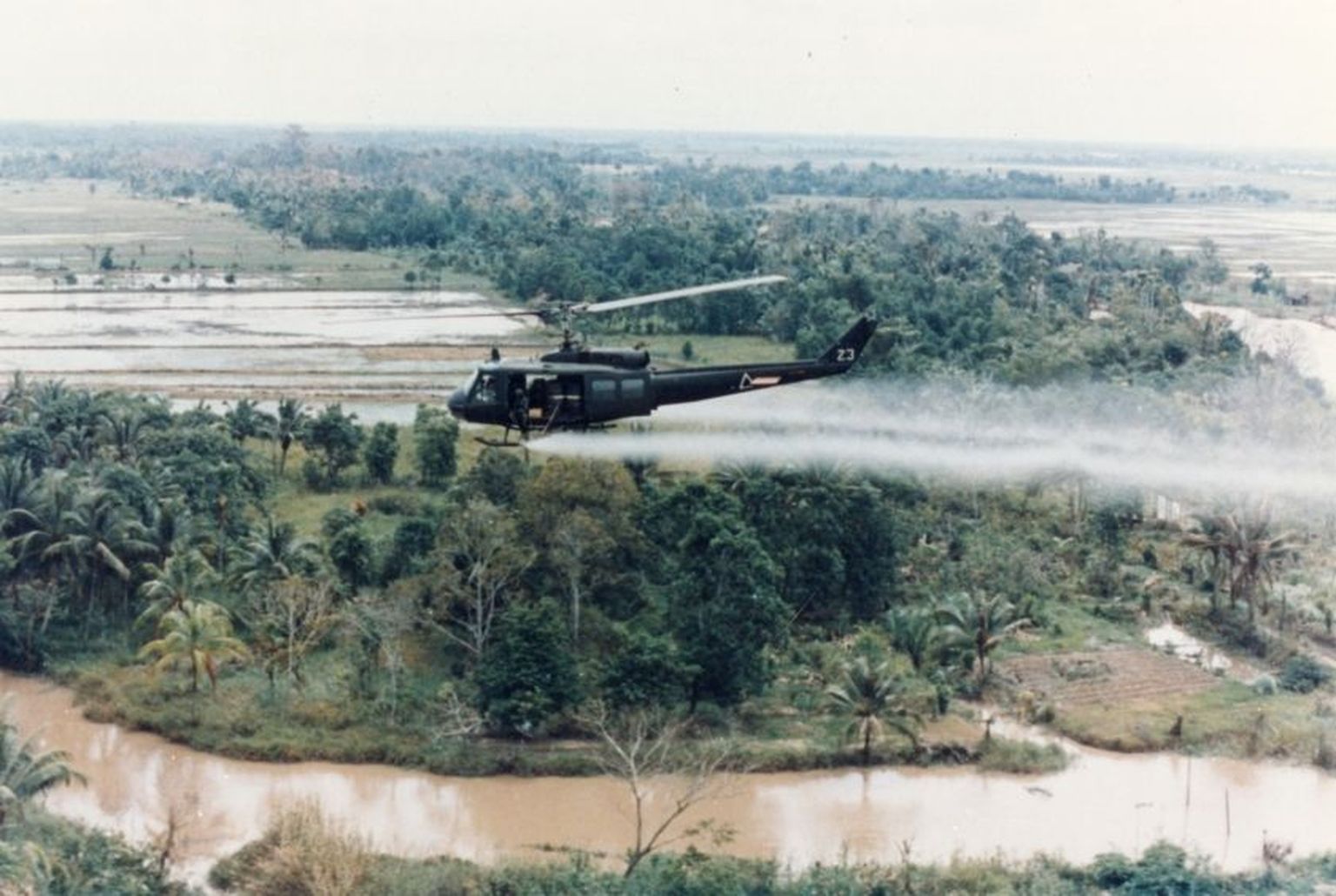USA armee helikopter külvamas Vietnamis ohtlikku herbitsiidi Agent Orange