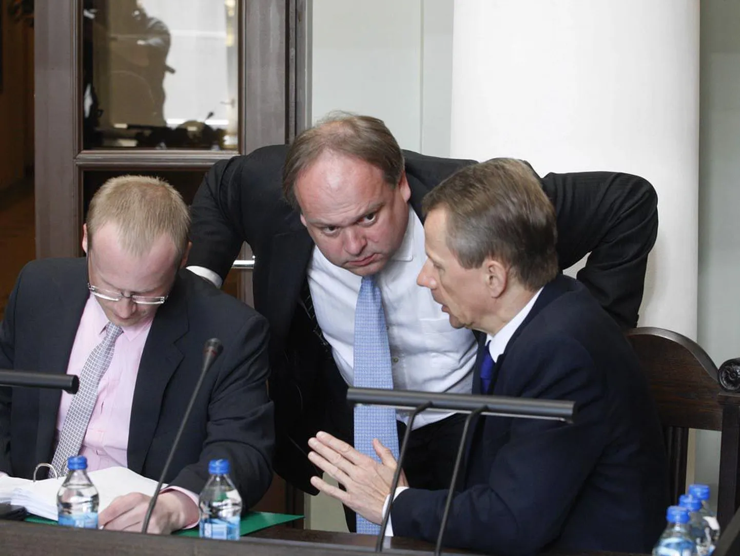 Rahandusminister Jürgen Ligi (pildil paremalt) ütles eile riigikohtu istungil, et ESMiga liitumine on Eestile hädavajalik ning pole meie põhiseadusega vastuolus. Eile saatsid ministrit Tartus rahandusministeeriumi asekantsler Tanel Ross ja õigusosakonna juhataja asendaja Tiit Rebane.