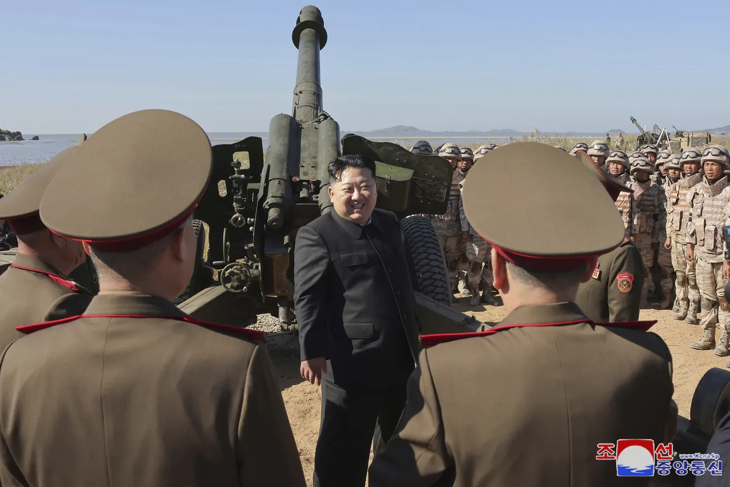 Stalinistliku riigi liider Kim Jong-un (keskel) jälgis mullu täpsustamata paigas Põhja-Koreas armee tulistamisharjutusi.