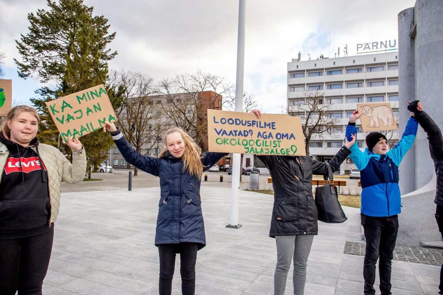 Koolinoored on mures koduplaneedi kliima pärast. Pildil meeleavaldus Pärnus Iseseisvuse väljakul aprillis.