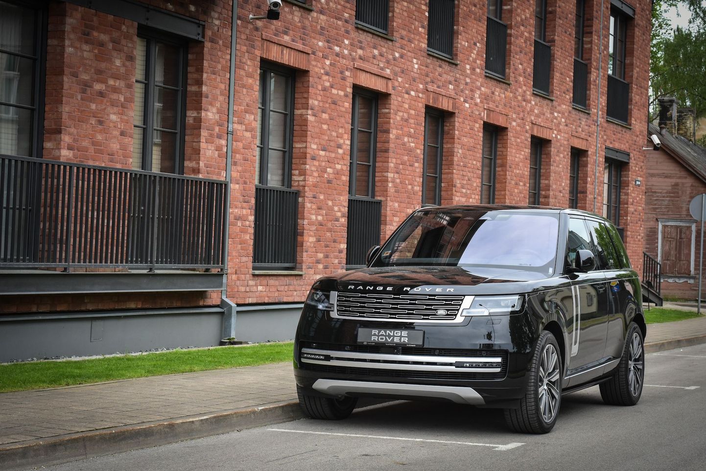 Eestis on uue luksusliku linnamaasturi Range Rover endale juba tellinud 34 klienti. Baltimaades on tellijate arv ületanud prognoosid kahekordselt.
