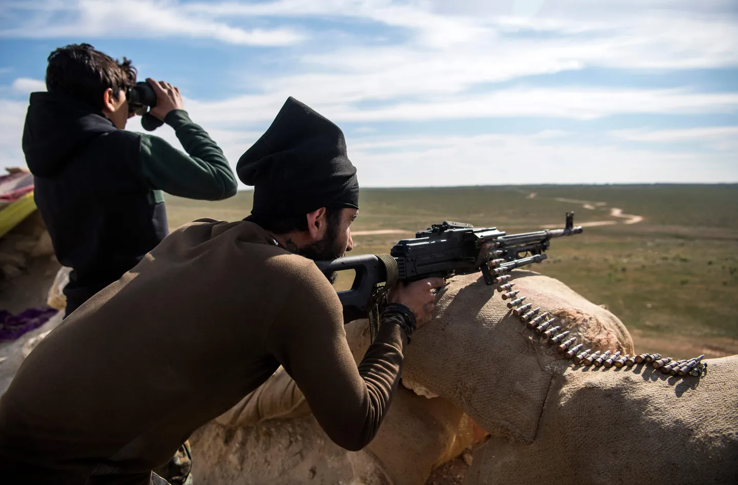 SDFi võitlejad positsioonil. ISIS on Süürias surutud ühe ruutkilomeetri suurusele alale.