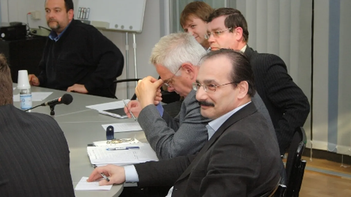 Eldar Efendijev (esiplaanil) on end kohalikus poliitikas alati hästi tundnud, samas kui mõnel teisel on tulnud enda tõestamiseks vaeva näha. See foto on tehtud 2007. aasta mais.