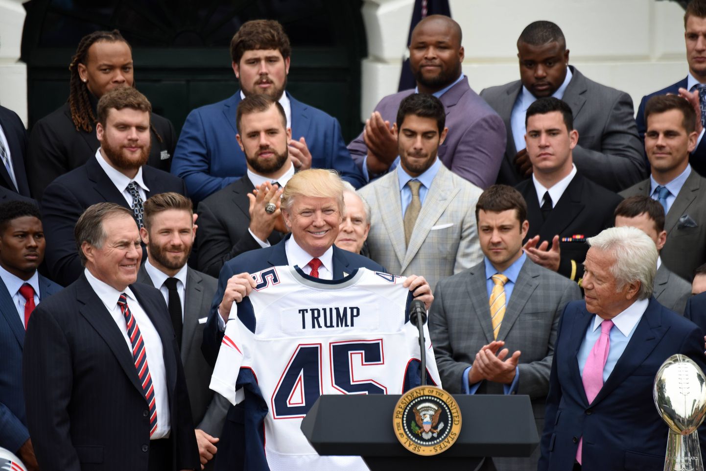 Donald Trump New England Patriotsi mänguvormiga.