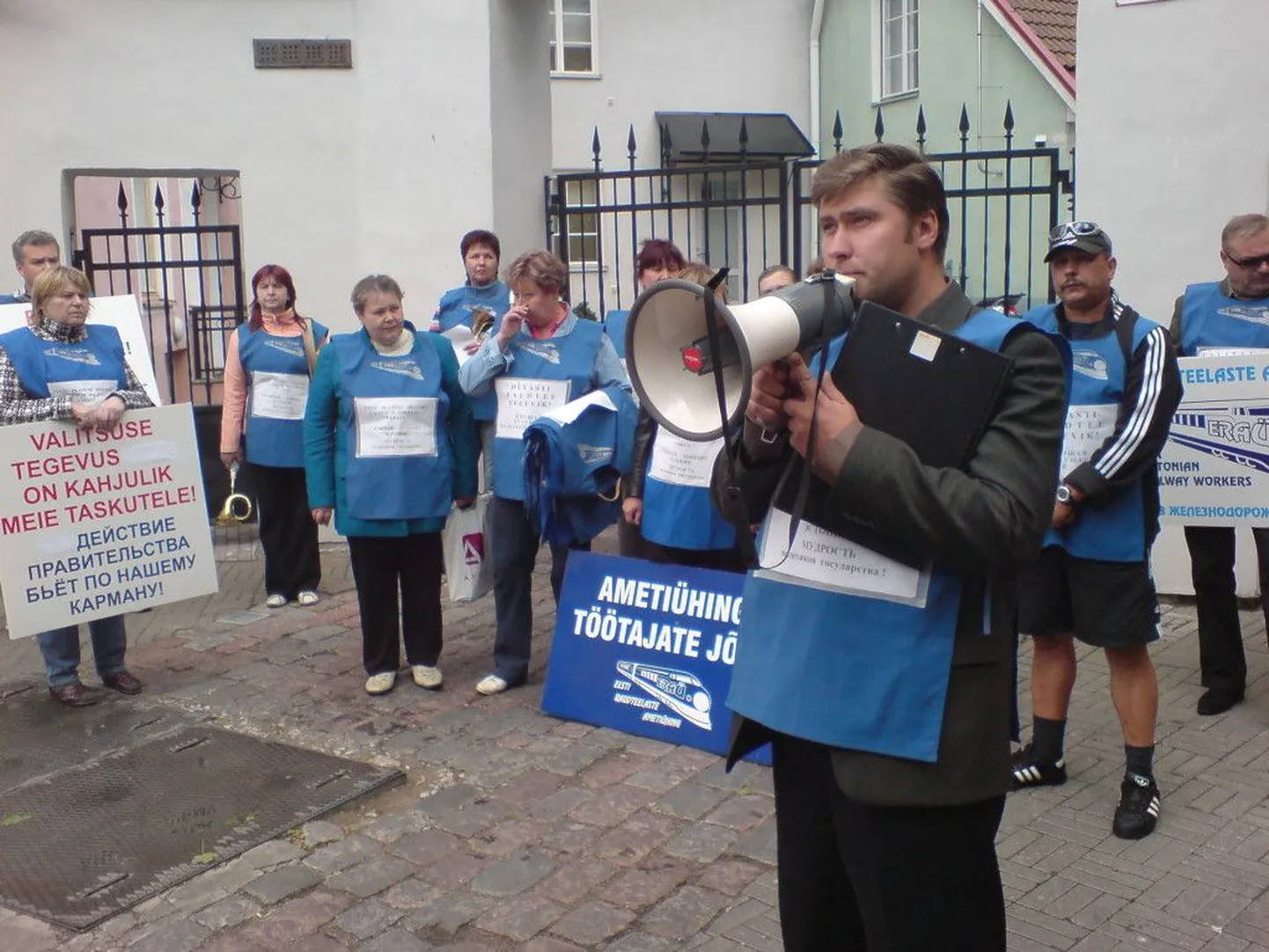 Raudteelased protesteerivad Stenbocki maja ees.