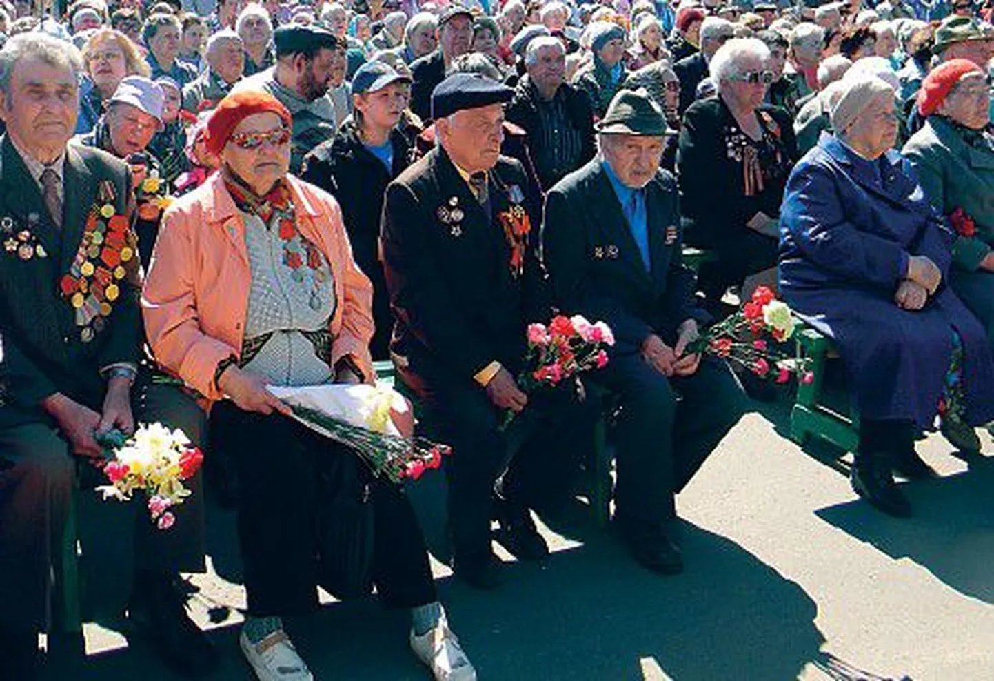 8 мая на Петровскую площадь в Нарве пришли сотни нарвитян, чтобы отметить праздник Дня Победы.