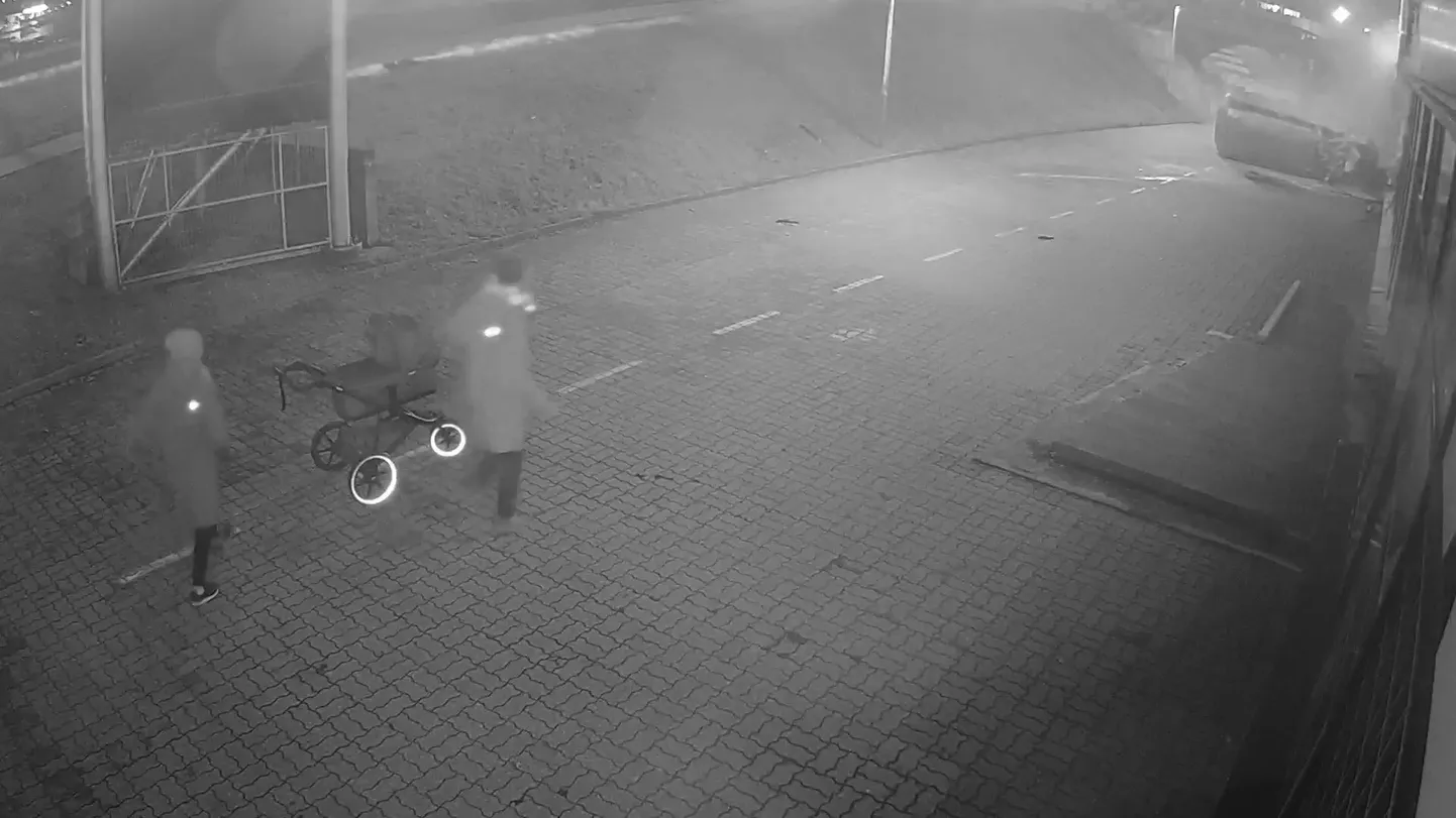 Turvakaamera videokaader hetkest kui auto oli paiskunud Tasku akendesse
