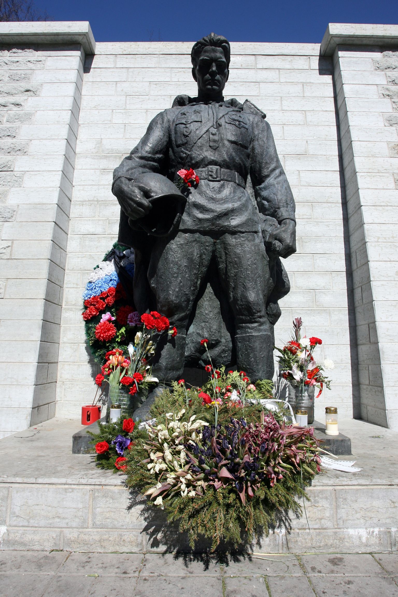 Pronkssõduri kuju Siselinna kalmistul